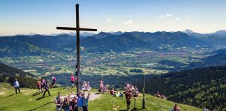 Rodeln-Wandern: Gruppenfoto am Gipfelkreuz Zwiesel