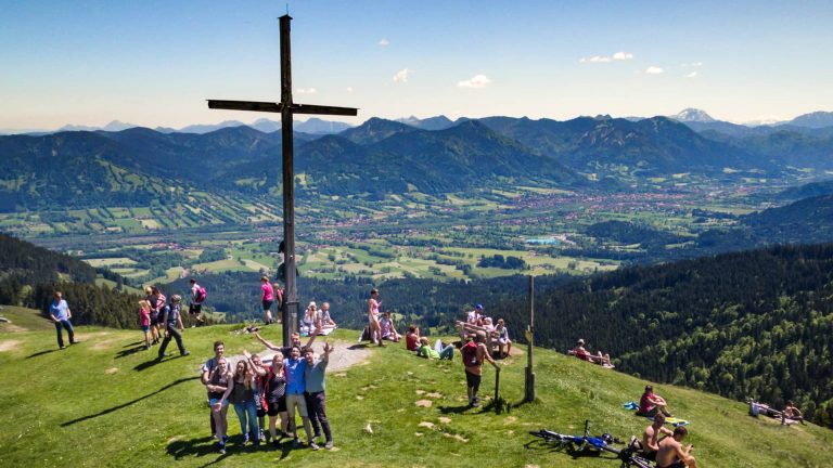 Rodeln-Wandern: Gruppenfoto am Gipfelkreuz Zwiesel